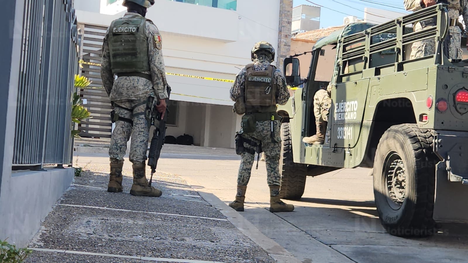 Tras operativo militar aseguran residencia con presuntas armas a su interior en la colonia Los Pinos de Culiacán