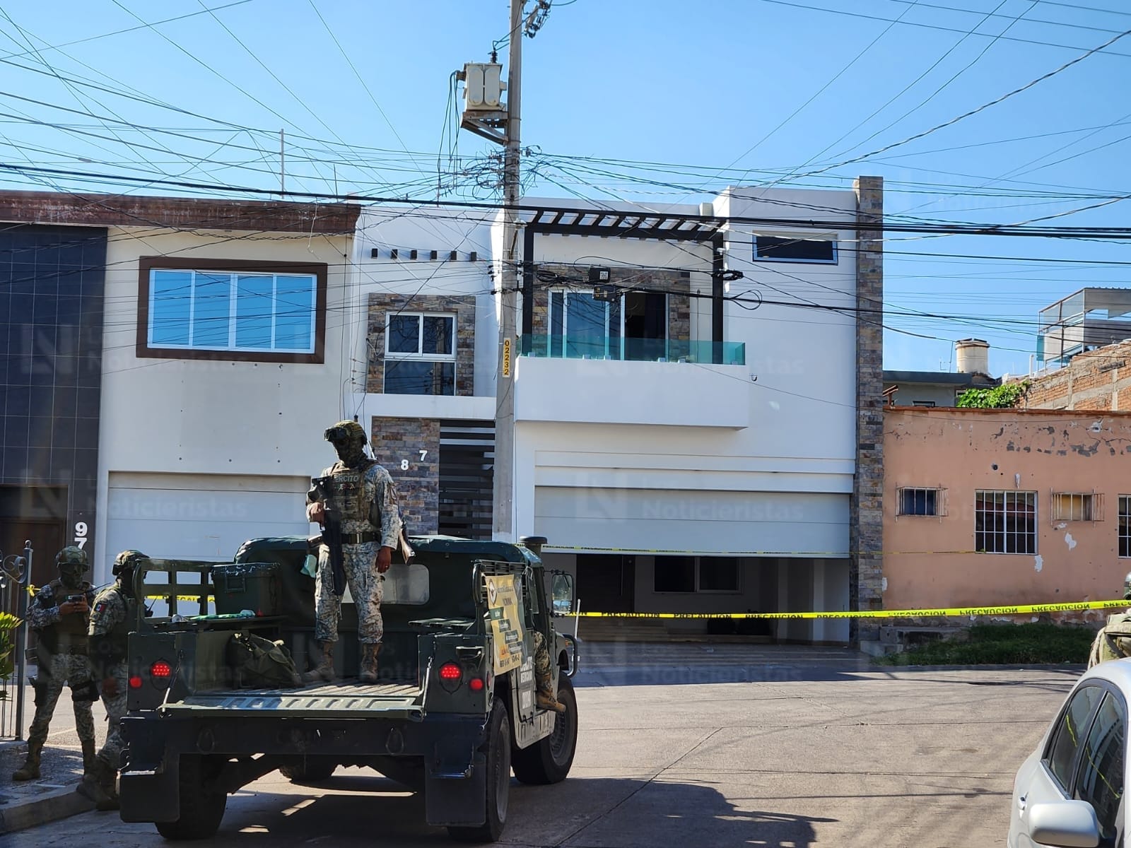 Tras operativo militar aseguran residencia con presuntas armas a su interior en la colonia Los Pinos de Culiacán
