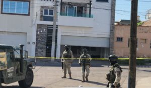 Tras operativo militar aseguran residencia con presuntas armas a su interior en la colonia Los Pinos de Culiacán, Sinaloa