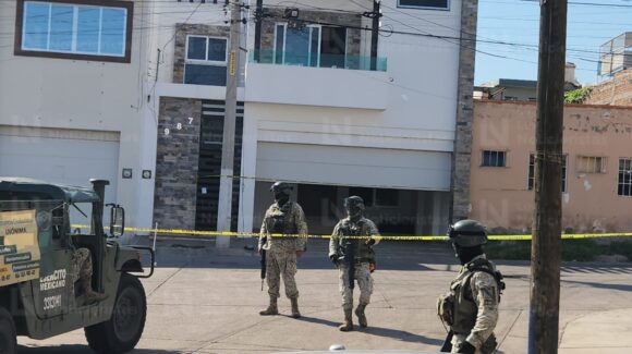 Tras operativo militar aseguran residencia con presuntas armas a su interior en la colonia Los Pinos de Culiacán, Sinaloa