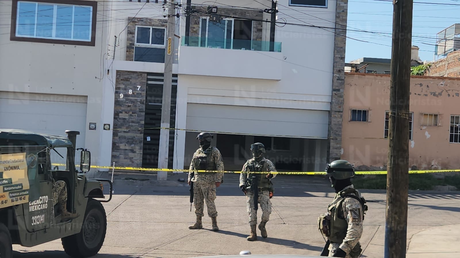 Tras operativo militar aseguran residencia con presuntas armas a su interior en la colonia Los Pinos de Culiacán