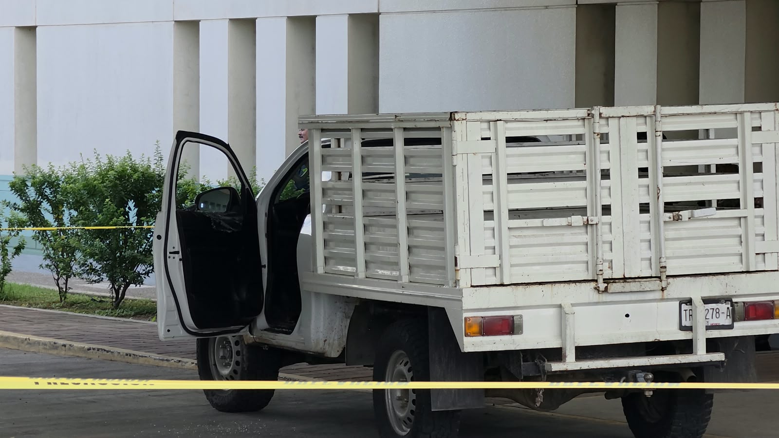 Camioneta Toyota Hilux color blanco con redilas