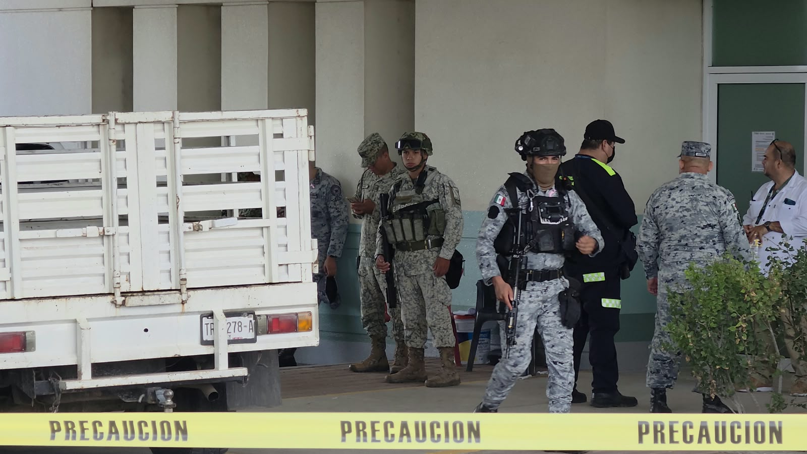 Personal militar resguarda entrada a urgencias del Hospital General de Culiacán