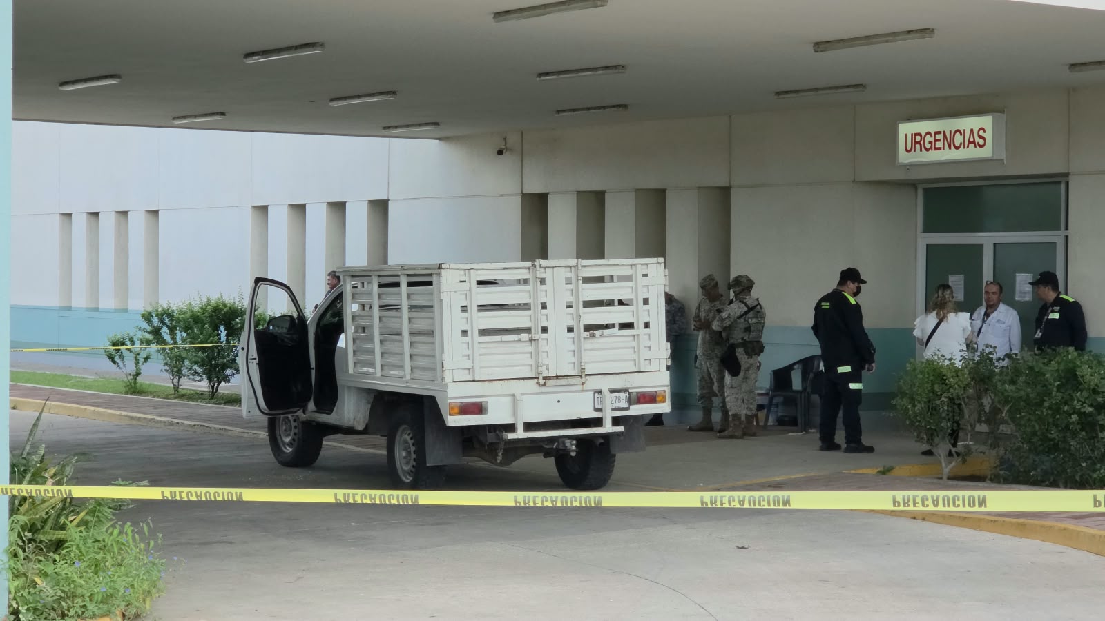 Camioneta Toyota Hilux color blanco con redilas