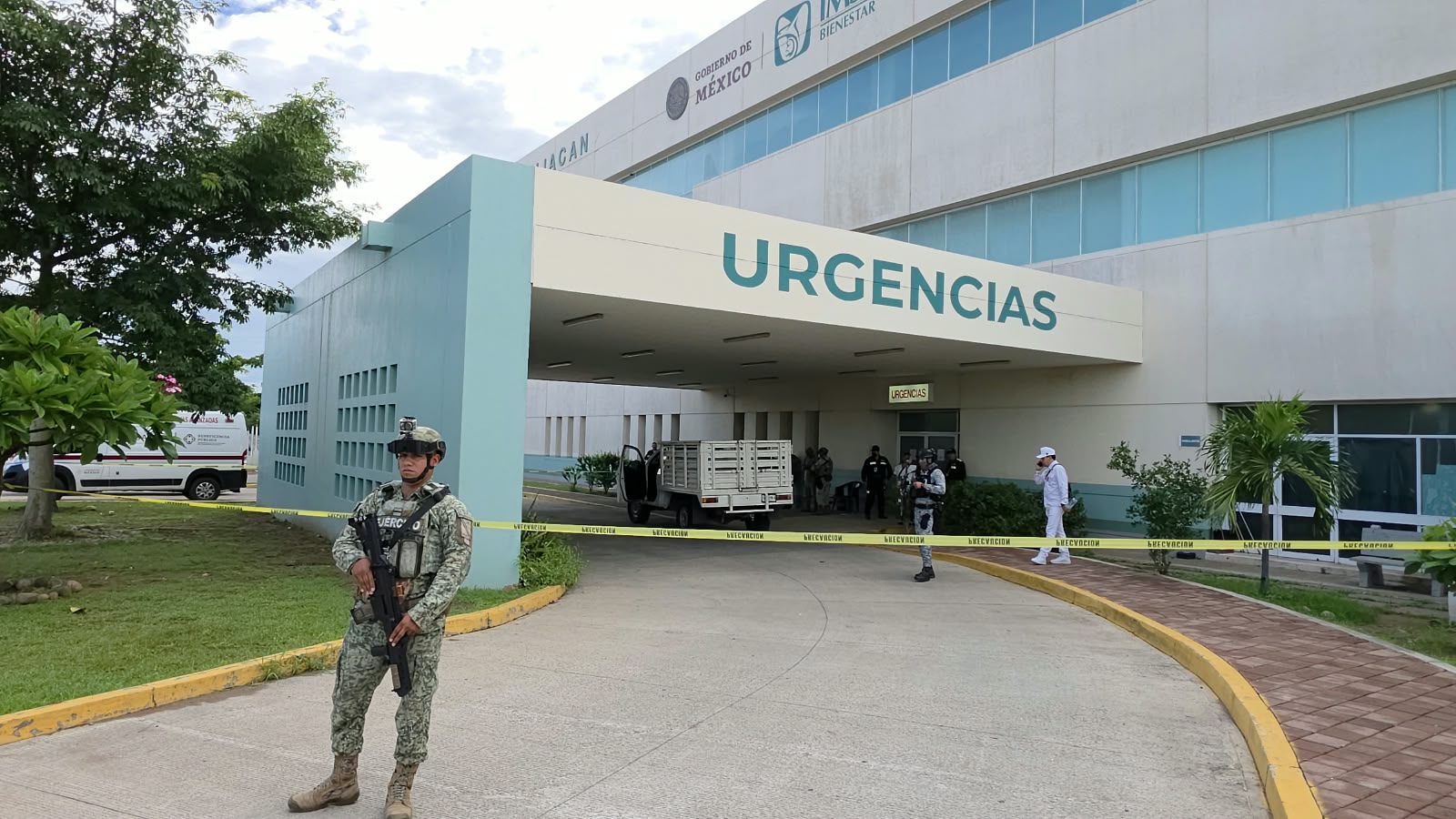 Personal militar resguarda entrada a urgencias del Hospital General de Culiacán