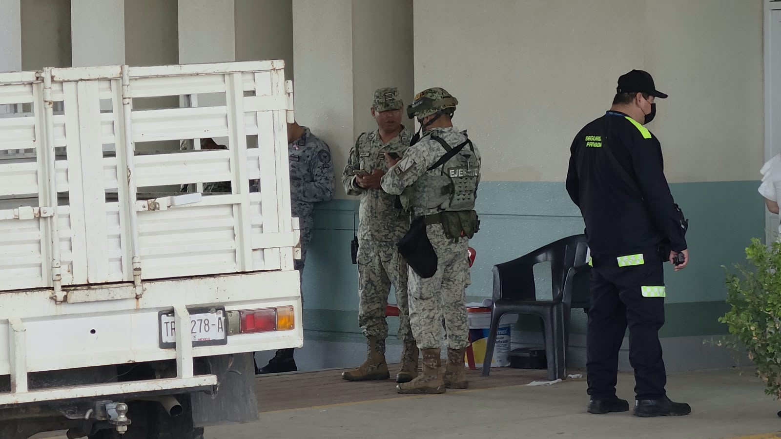 Personal militar resguarda entrada a urgencias del Hospital General de Culiacán