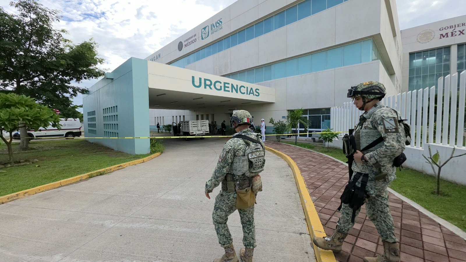 Personal militar resguarda entrada a urgencias del Hospital General de Culiacán
