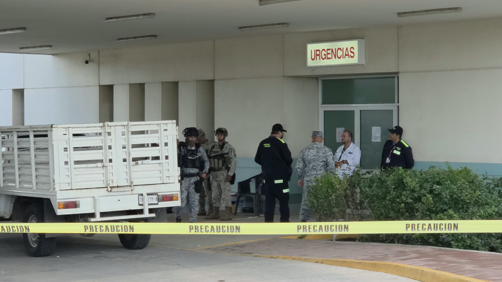 Personal militar resguarda entrada a urgencias del Hospital General de Culiacán