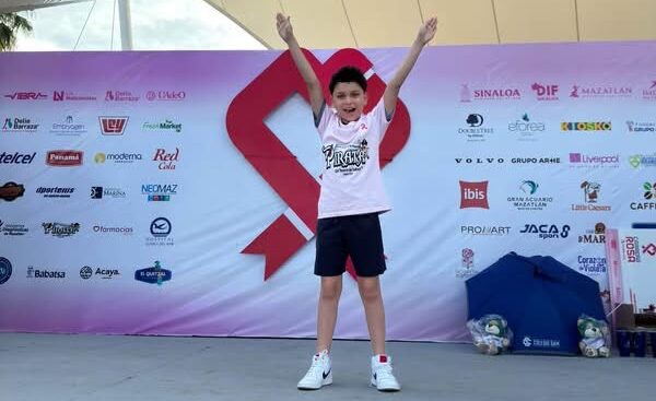 Emilió Blú corre la Carrera Rosa 2026 en Mazatlán