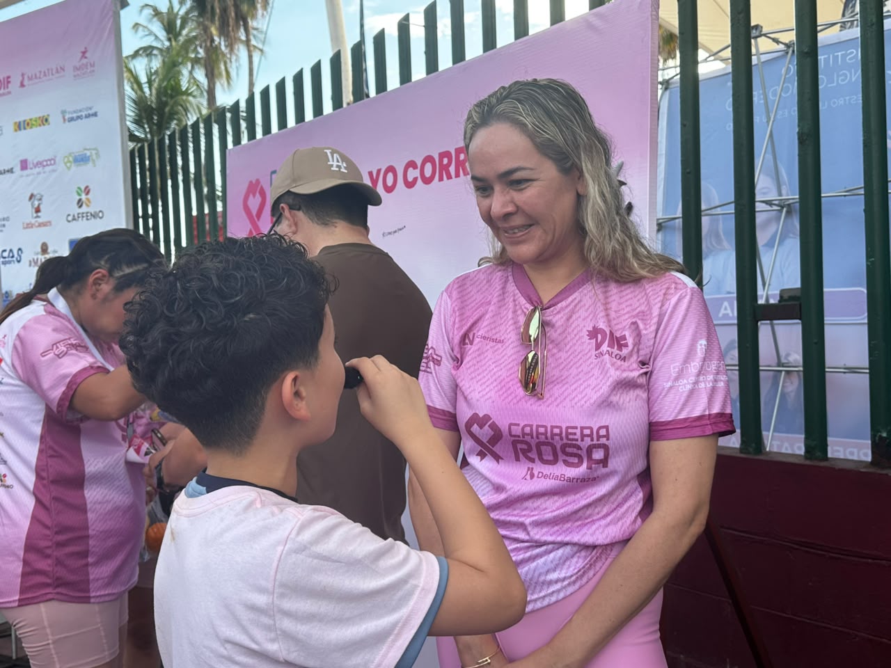 Emilio Blú realizó entrevistas en la Carrera Rosa