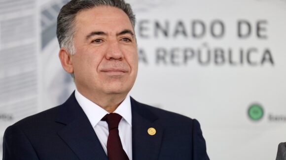 Con todo y frase filosófica, Enrique Inzunza entrega su Segundo Informe al Senado, entre ausencias y señalamientos