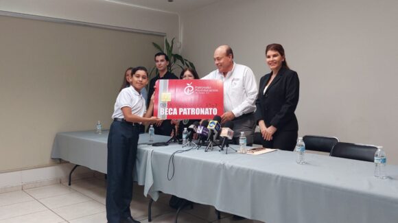 Patronato Pro Educación de Ahome entrega becas a 47 estudiantes, con una inversión de 181 mil 500 pesos