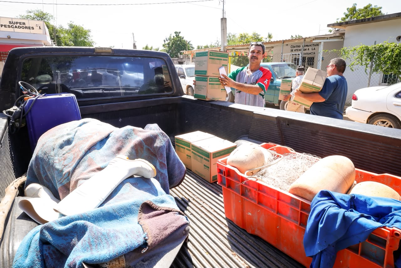 Entrega de despensas a pescadores en Elota