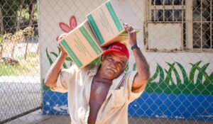 DIF Sinaloa entrega despensas a pescadores de Elota; suman 16 mil apoyos en el estado