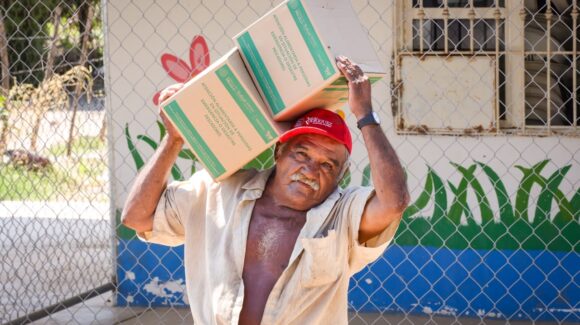 DIF Sinaloa entrega despensas a pescadores de Elota; suman 16 mil apoyos en el estado