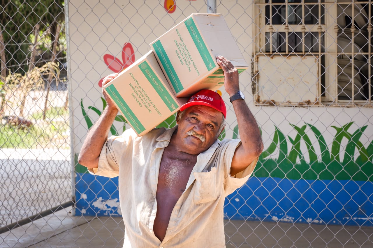 Entrega de despensas a pescadores en Elota