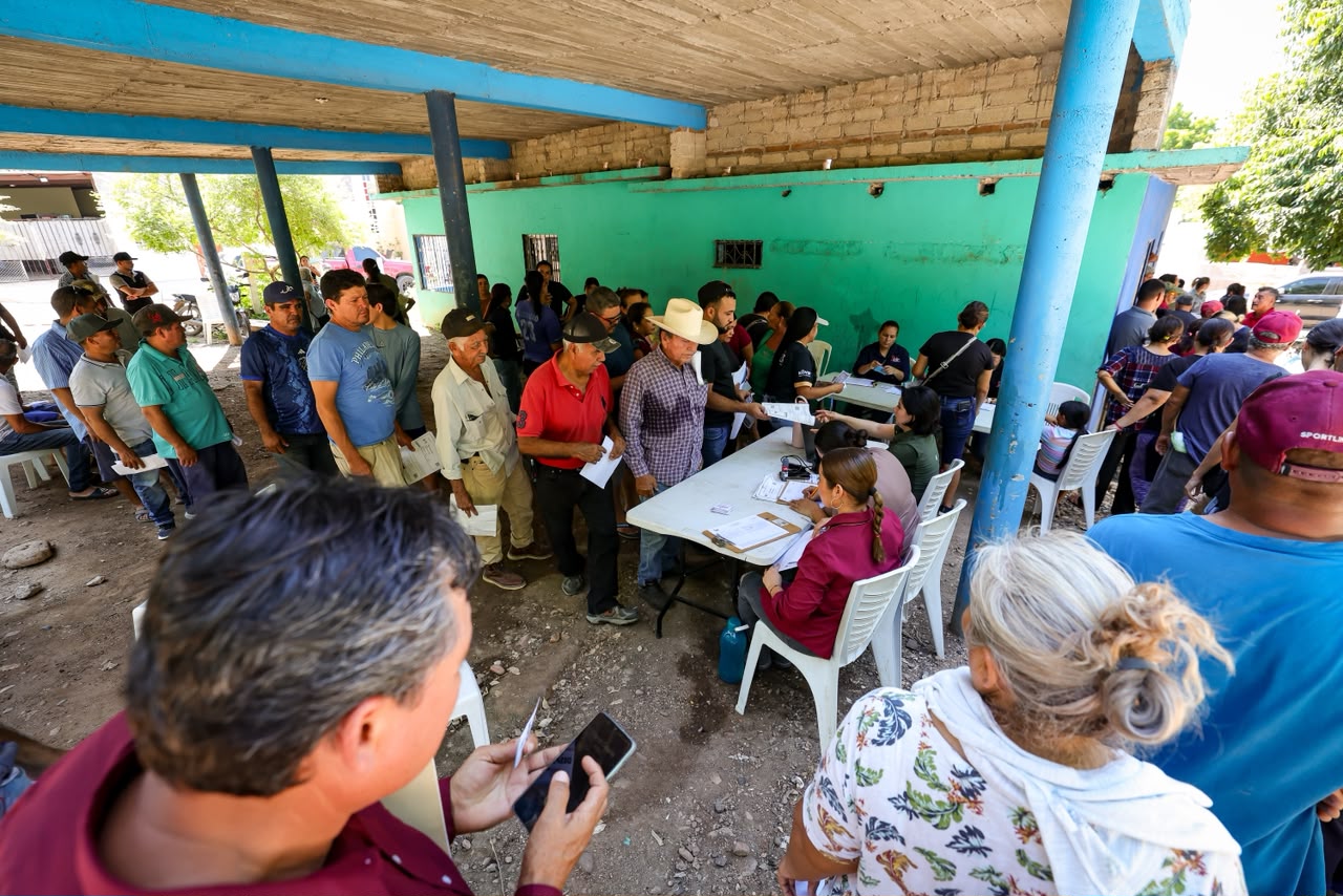 Entrega de despensas a pescadores en Elota