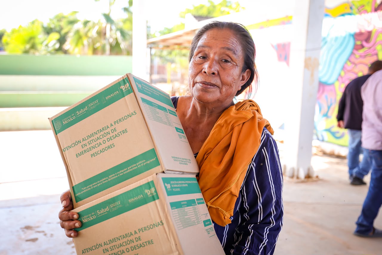 Entrega de despensas a pescadores en Elota