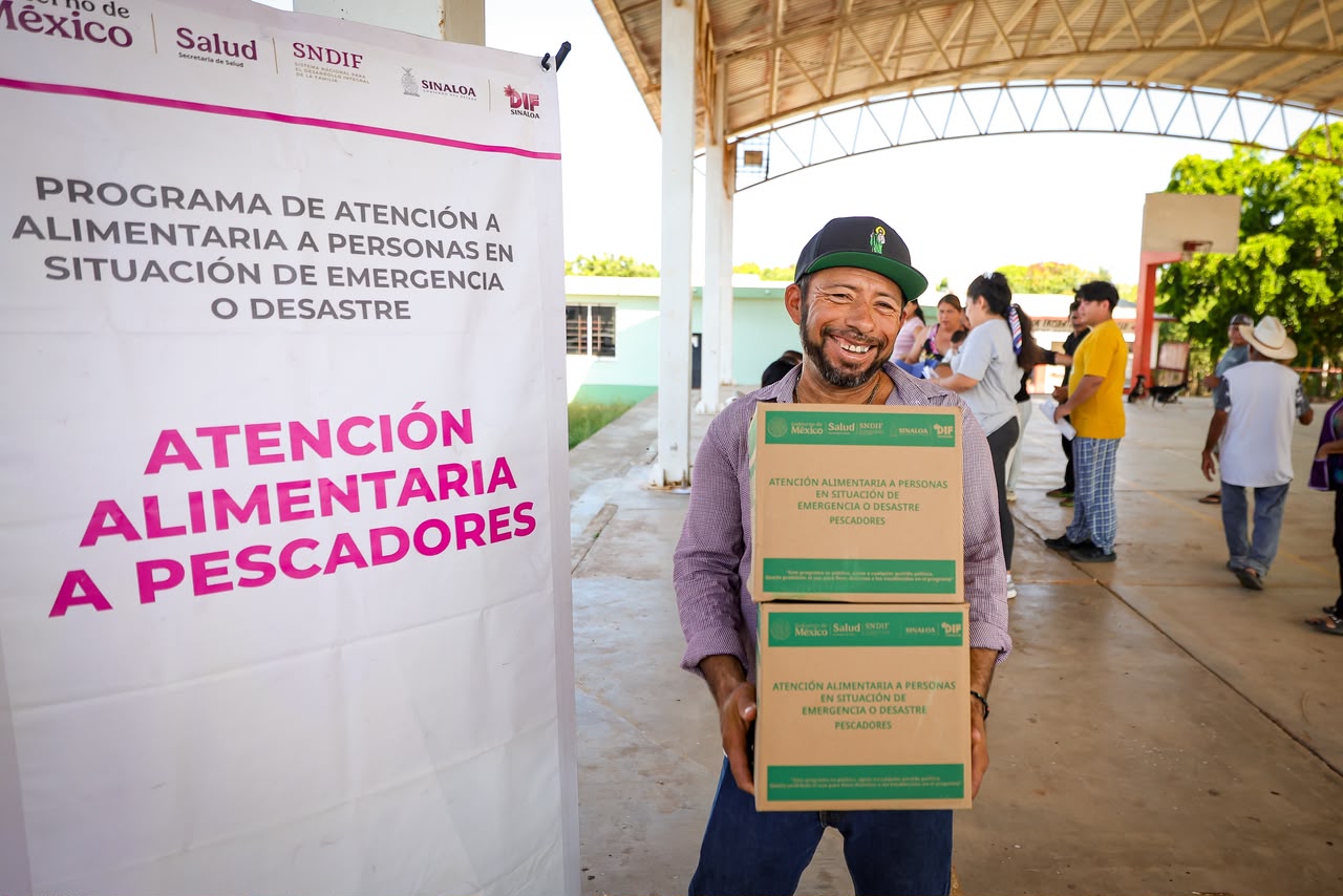 Entrega de despensas a pescadores en Elota