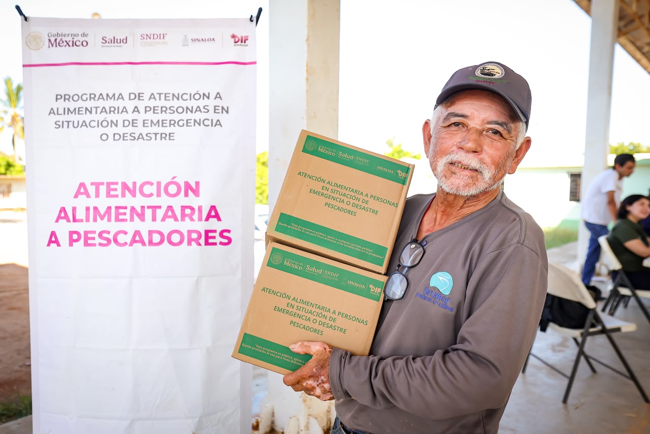 Entrega de despensas a pescadores en Elota