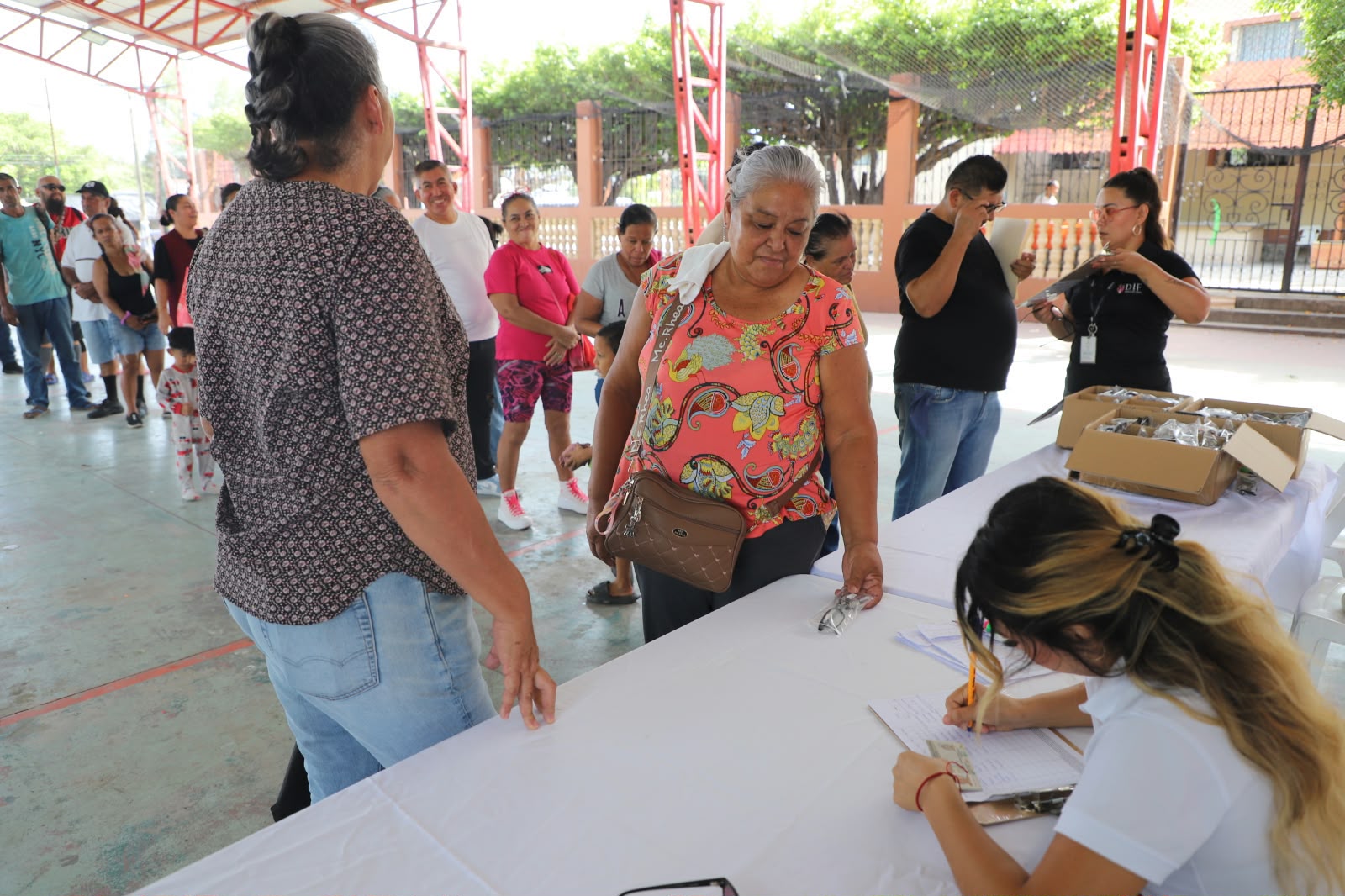 Entrega de lectura gratuitos en Mazatlán