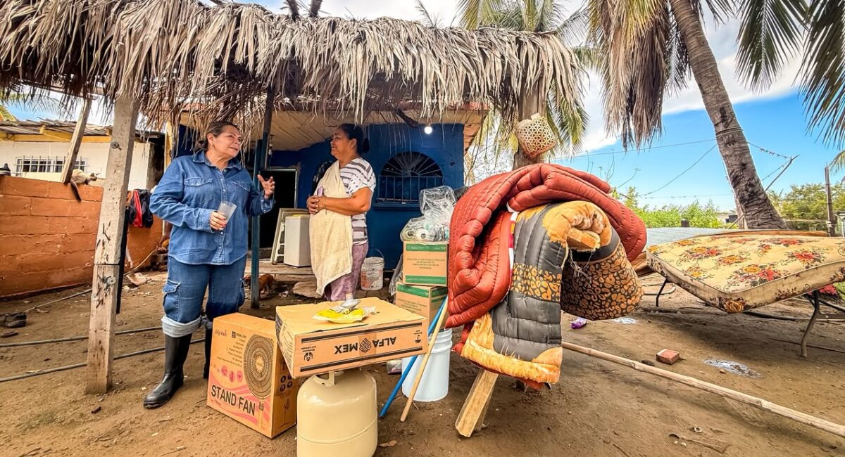 Por ‘Simon’, DIF Sinaloa se declara atento para atender a la población; entregan apoyos a familias por la marea en Avándaro, Navolato