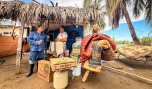 Por ‘Simon’, DIF Sinaloa se declara atento para atender a la población; entregan apoyos a familias por la marea en Avándaro, Navolato