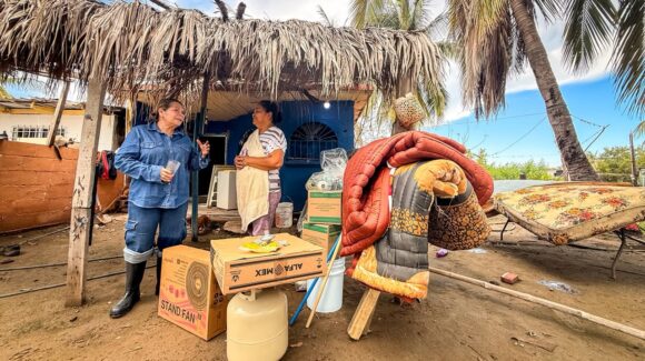 Por ‘Simon’, DIF Sinaloa se declara atento para atender a la población; entregan apoyos a familias por la marea en Avándaro, Navolato