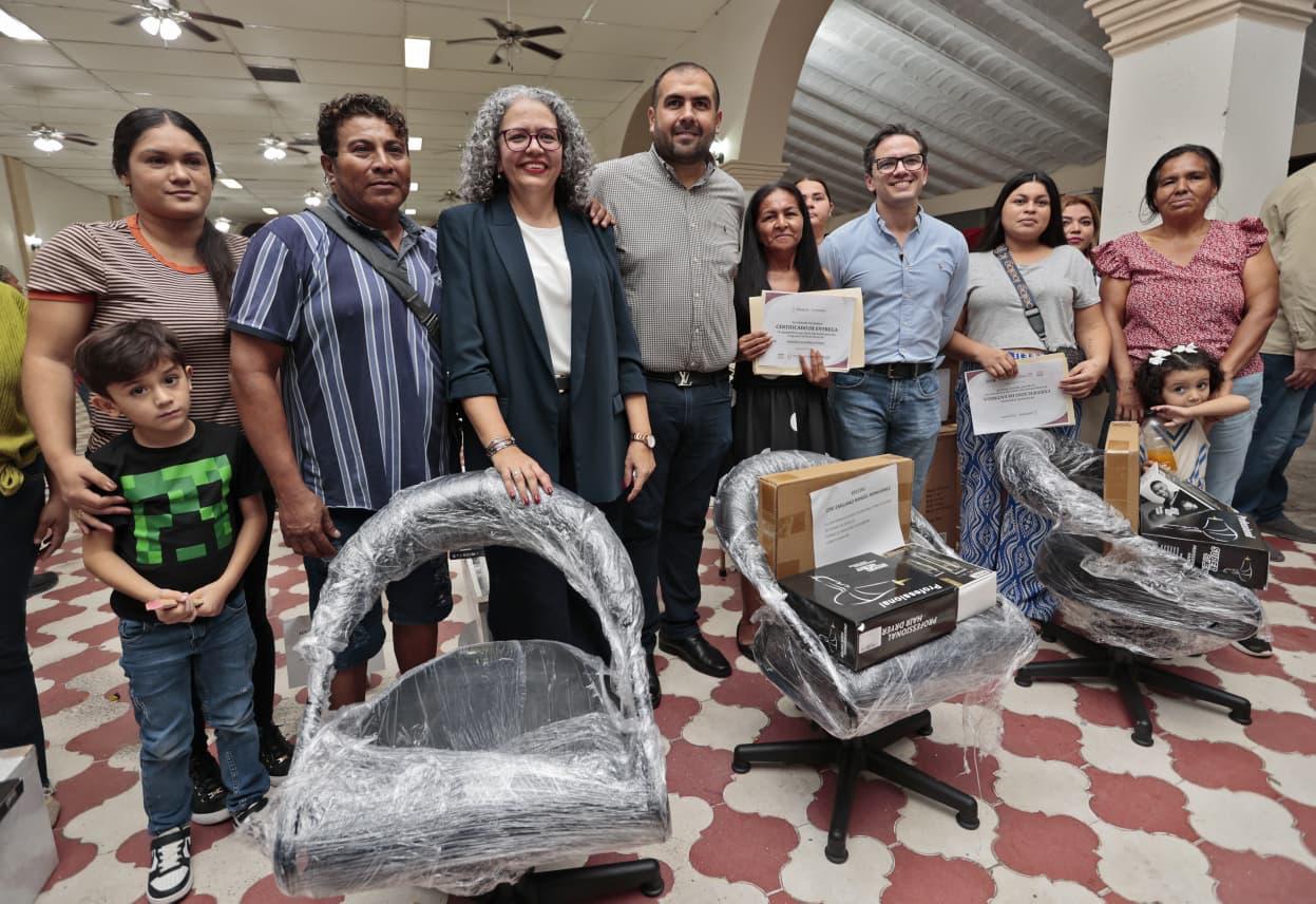 Entregan apoyos de Equipa Sinaloa en San Ignacio
