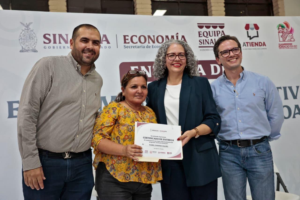 Entregan apoyos de Equipa Sinaloa en San Ignacio