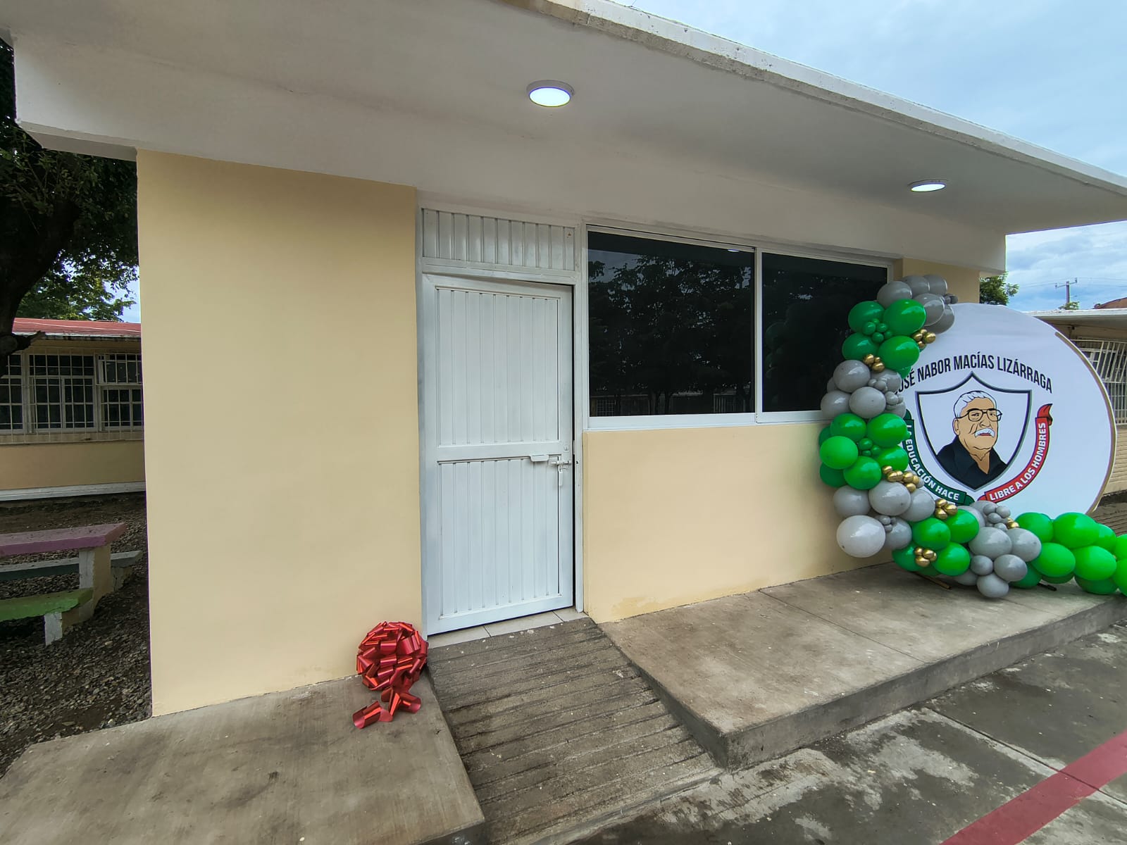 Entregan aula de medios a primaria de Mazatlán