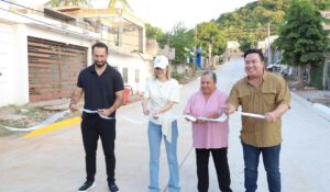 Tras más de 40 años de espera, entregan calle pavimentada en Mazatlán I; inicia otra obra