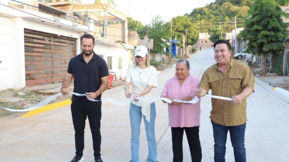 Tras más de 40 años de espera, entregan calle pavimentada en Mazatlán I; inicia otra obra