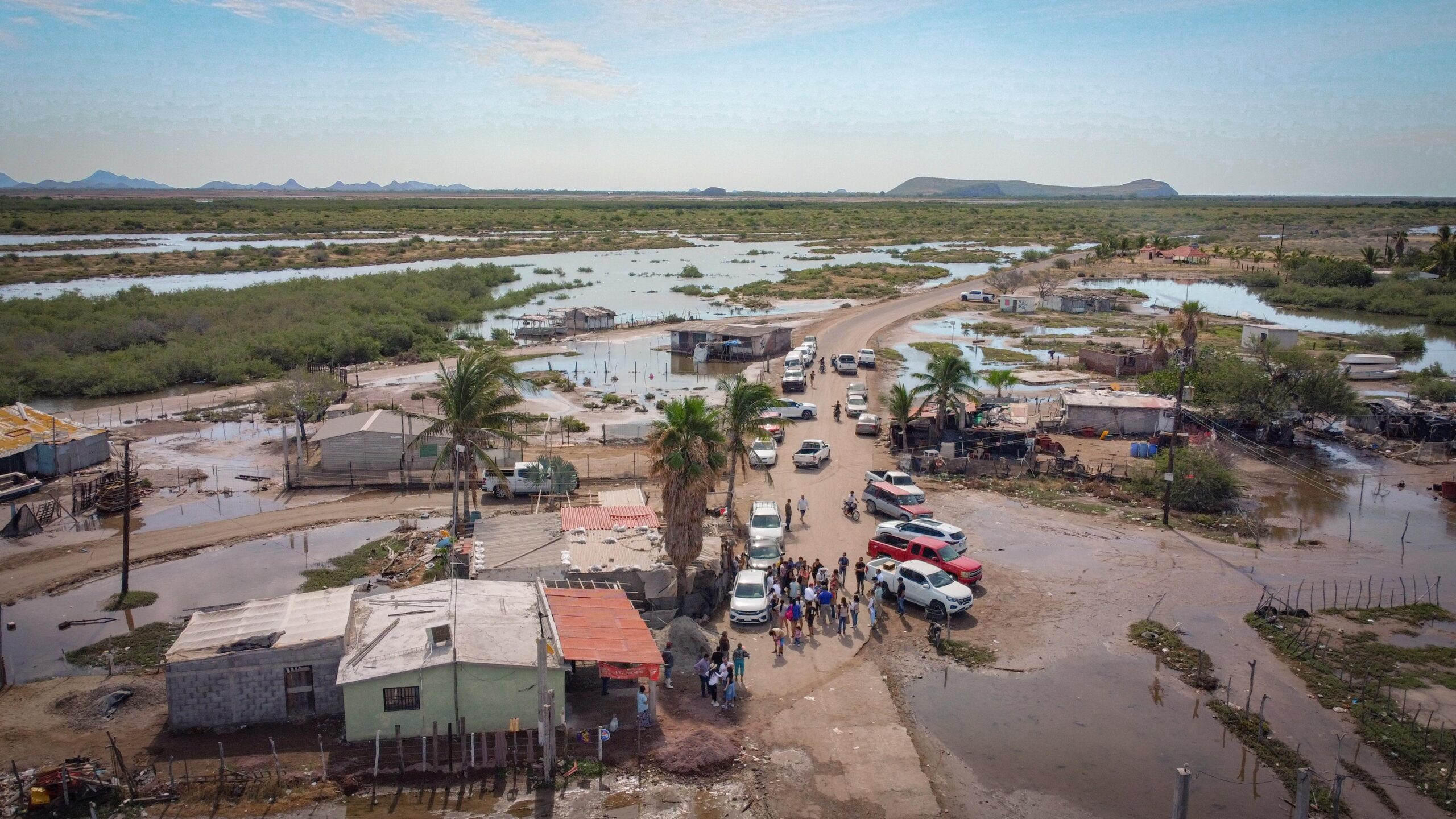 Entregan despensas en campos pesqueros de Ahome
