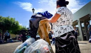 Más de 80 familias desplazadas de Santa Catarina reciben ayuda humanitaria en Concordia, Sinaloa