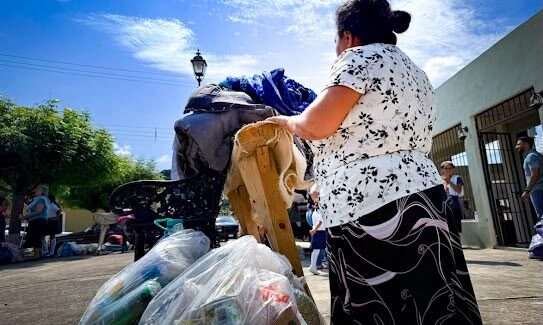 Más de 80 familias desplazadas de Santa Catarina reciben ayuda humanitaria en Concordia, Sinaloa