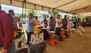 Equipa Sinaloa 2026 otorga 275 apoyos a 86 beneficiarios de Juan José Ríos