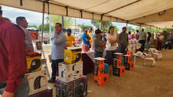 Equipa Sinaloa 2026 otorga 275 apoyos a 86 beneficiarios de Juan José Ríos