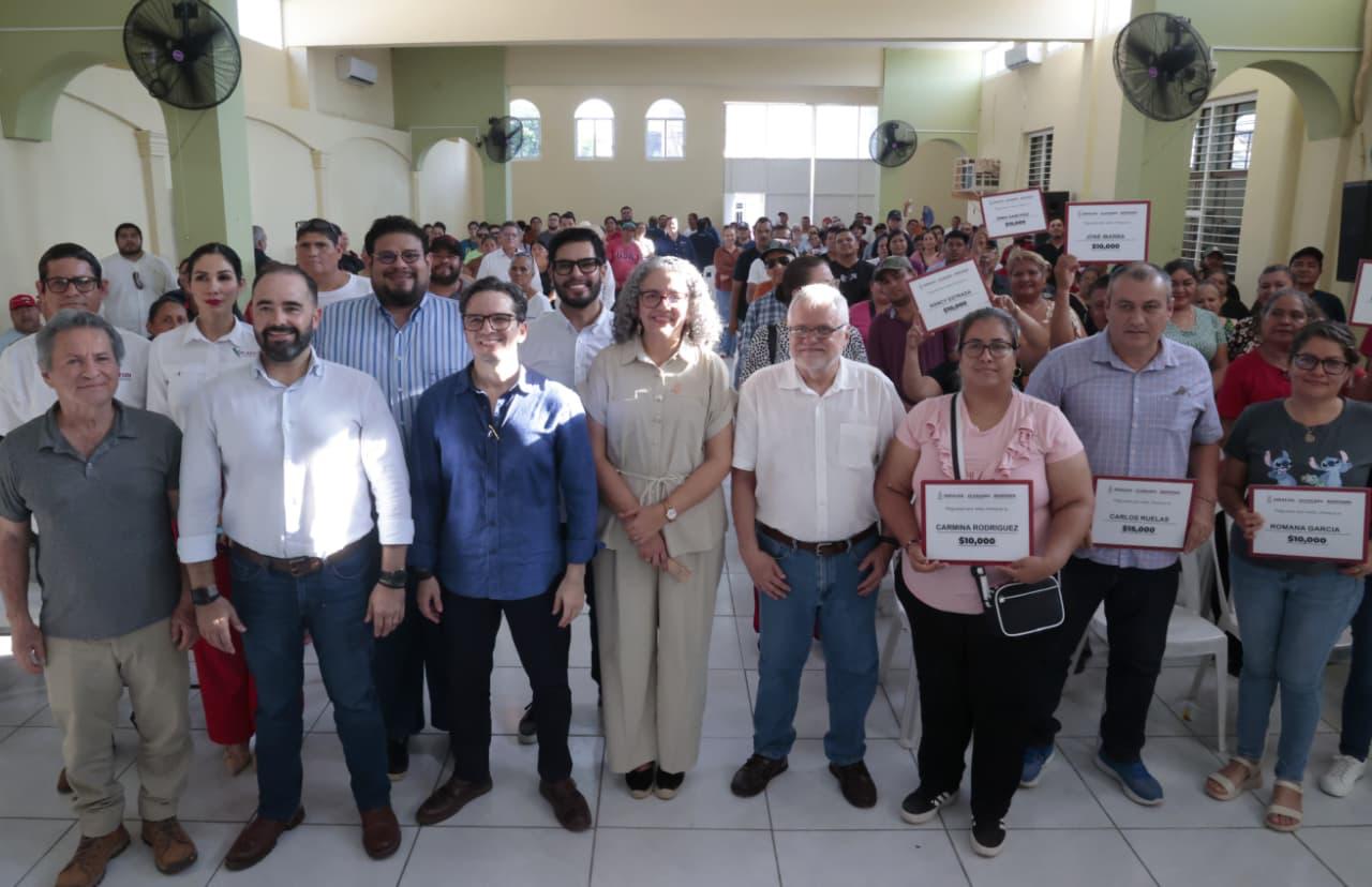 Entregan financiamiento a microempresarios de Escuinapa