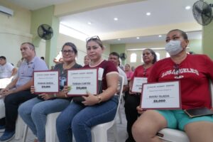 Entregan financiamiento a microempresarios de Escuinapa