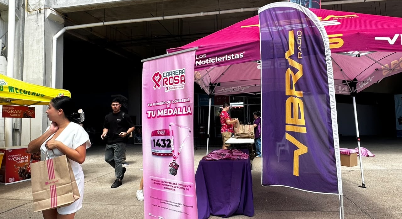 Entregan kits a participantes de la Carrera Rosa en Mazatlán