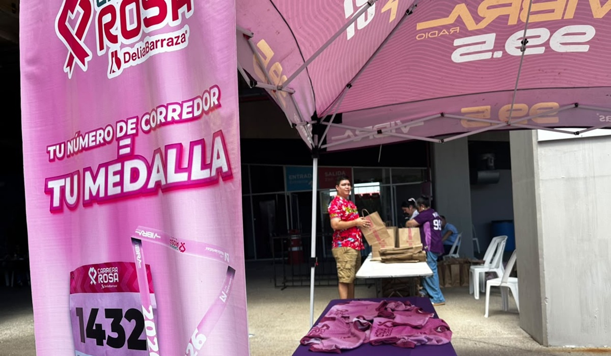 Entregan kits a participantes de la Carrera Rosa en Mazatlán