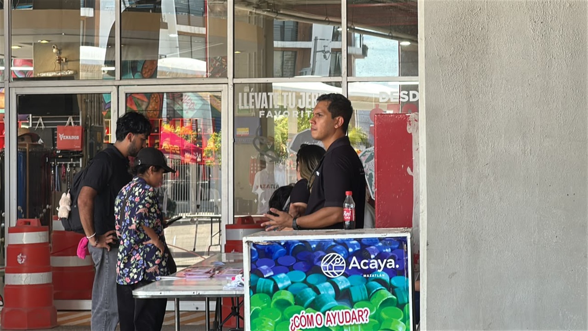 Entregan kits a participantes de la Carrera Rosa en Mazatlán