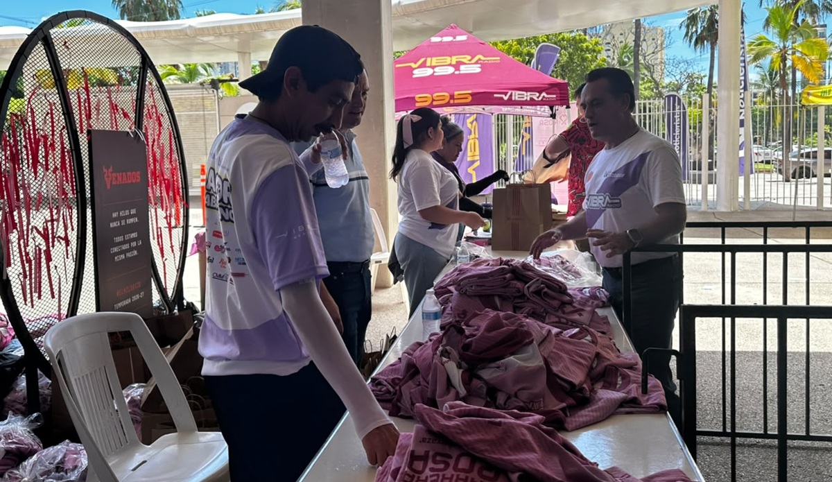 Entregan kits a participantes de la Carrera Rosa en Mazatlán