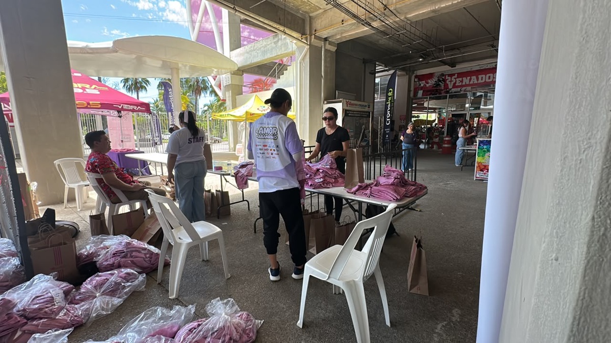 Entregan kits a participantes de la Carrera Rosa en Mazatlán