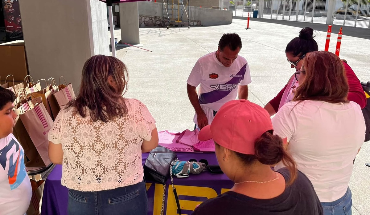 Entregan kits a participantes de la Carrera Rosa en Mazatlán