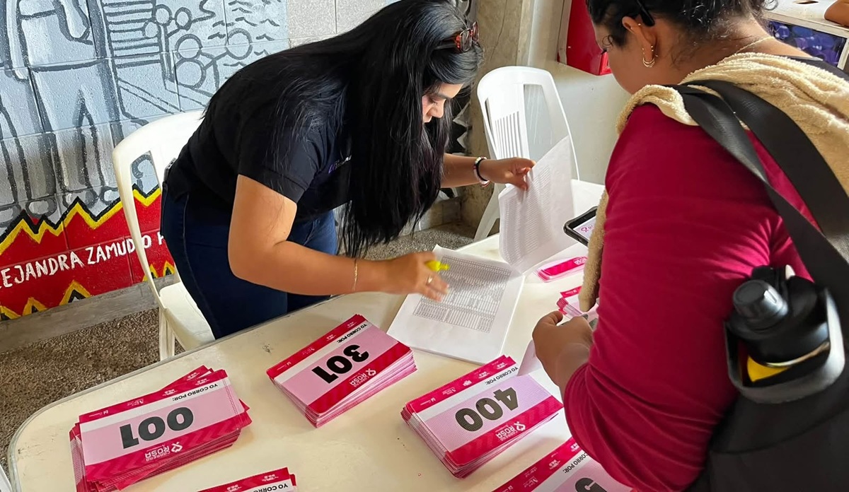 Entregan kits a participantes de la Carrera Rosa en Mazatlán