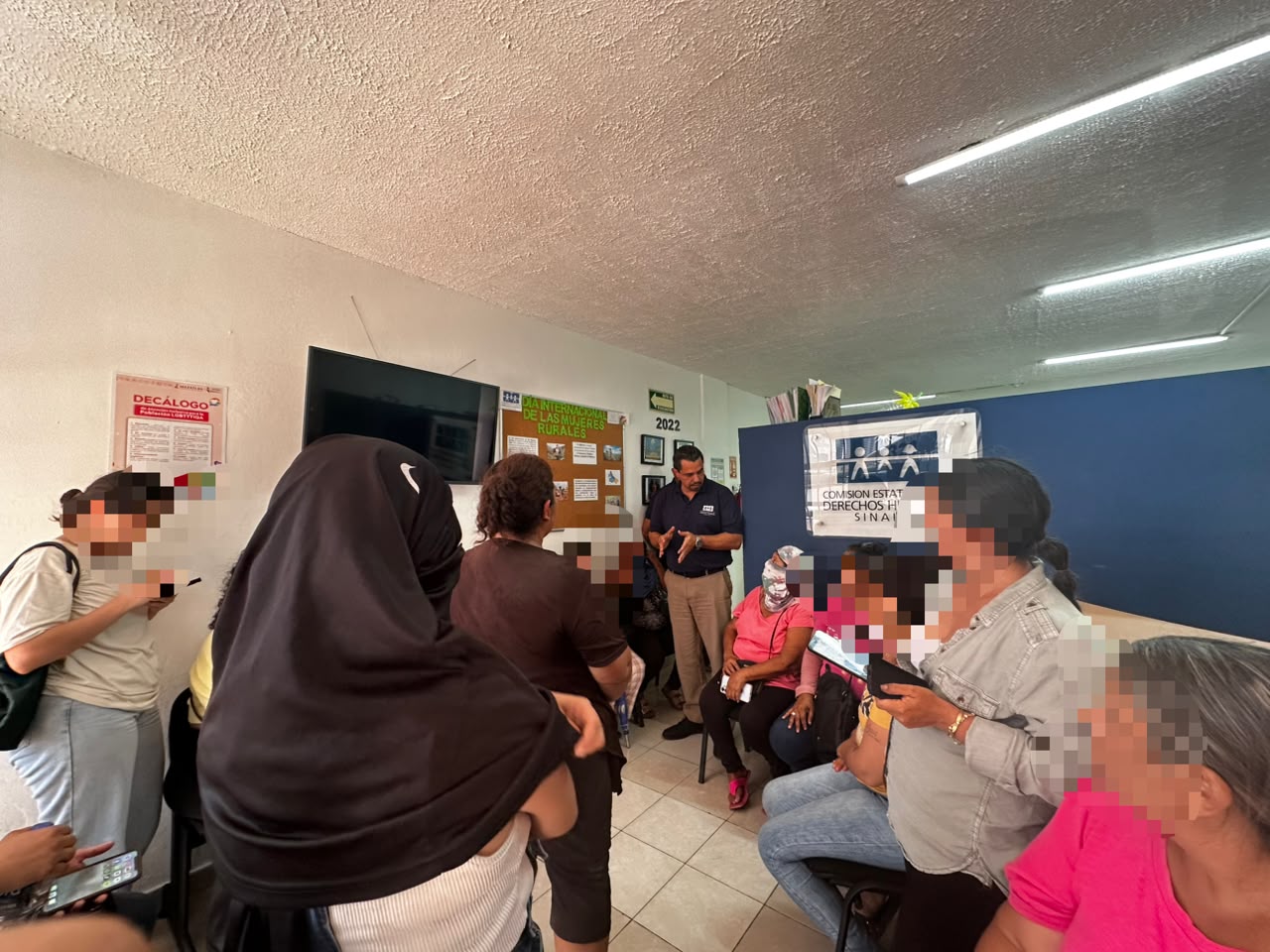 Madres y esposas de internos de El Castillo de Mazatlán, Sinaloa acudieron este viernes 09 de octubre a la Comisión Estatal de Derechos Humanos