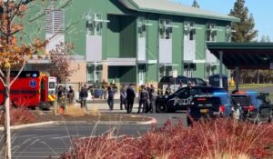 Adolescente perpetra tiroteo en escuela primaria de Oregón, dejando 3 niños y una maestra sin vida; resulta abatido