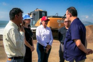 Autoridades en el tramo más afectado del Malecón de Mazatlán